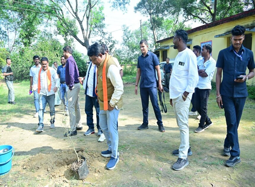 सी.सी. सड़क निर्माण के  भूमि पूजन सहित अन्य कार्यक्रम में बस्तर सांसद महेश कश्यप हुए शामिल