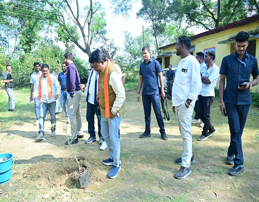 सी.सी. सड़क निर्माण के  भूमि पूजन सहित अन्य कार्यक्रम में बस्तर सांसद महेश कश्यप हुए शामिल